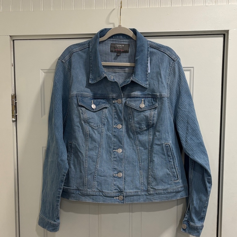 Torrid Women’s Denim Jacket Size 2 Medium Wash Classic Trucker Like New‎